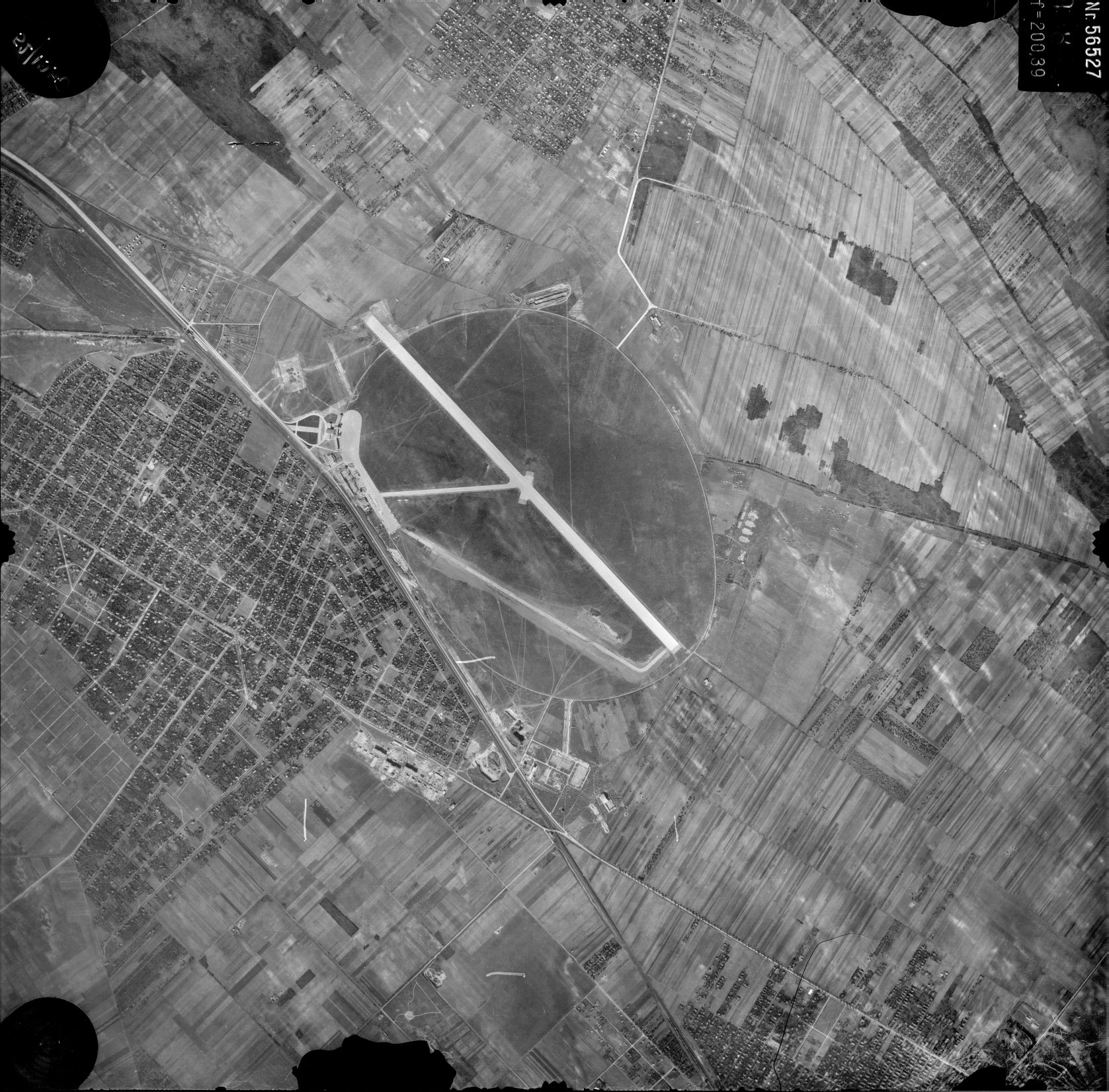 A 61 éve készült légifotó és a Google Earth képe jól összehasonlítást nyújt Ferihegy és környéke akkori és mostani állapotáról, például a reptér körbeépítettségének változásáról<br>1950-es légi fotó: HM Térképészeti Közhasznú Nonprofit Kft.
