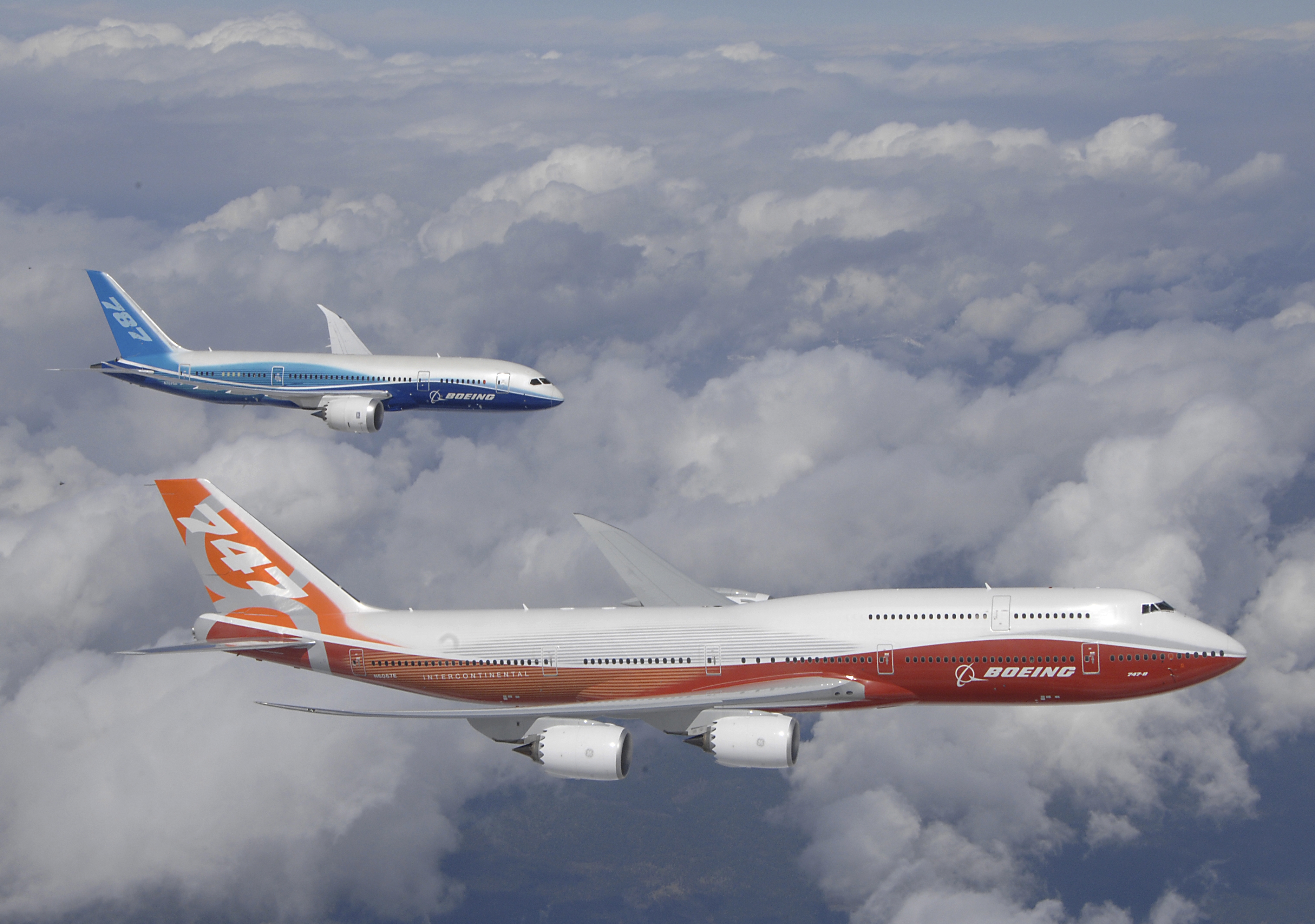 Elsők egymás között: a ZA001-es mellett a 747-8I prototípusa repül <br>(fotó: airlinereporter.com)