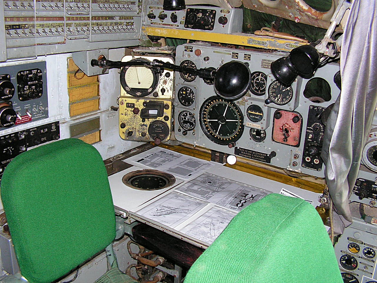 A navigátor munkahelye a pilótafülke bal oldalán, a kapitány mögött<br>(a szerző fotója)