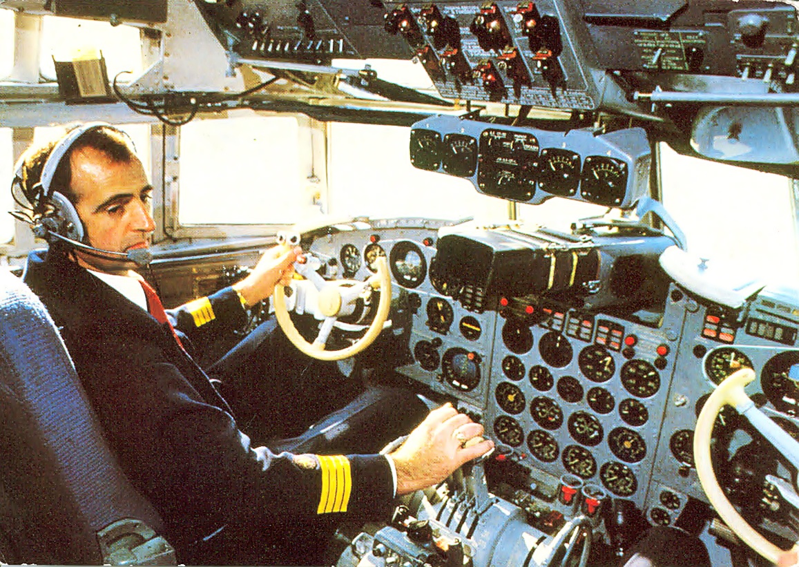 Il–18-as pilótafülke: a kapitány keze a gázkarokon <br>(fotó: MRT-archív)  