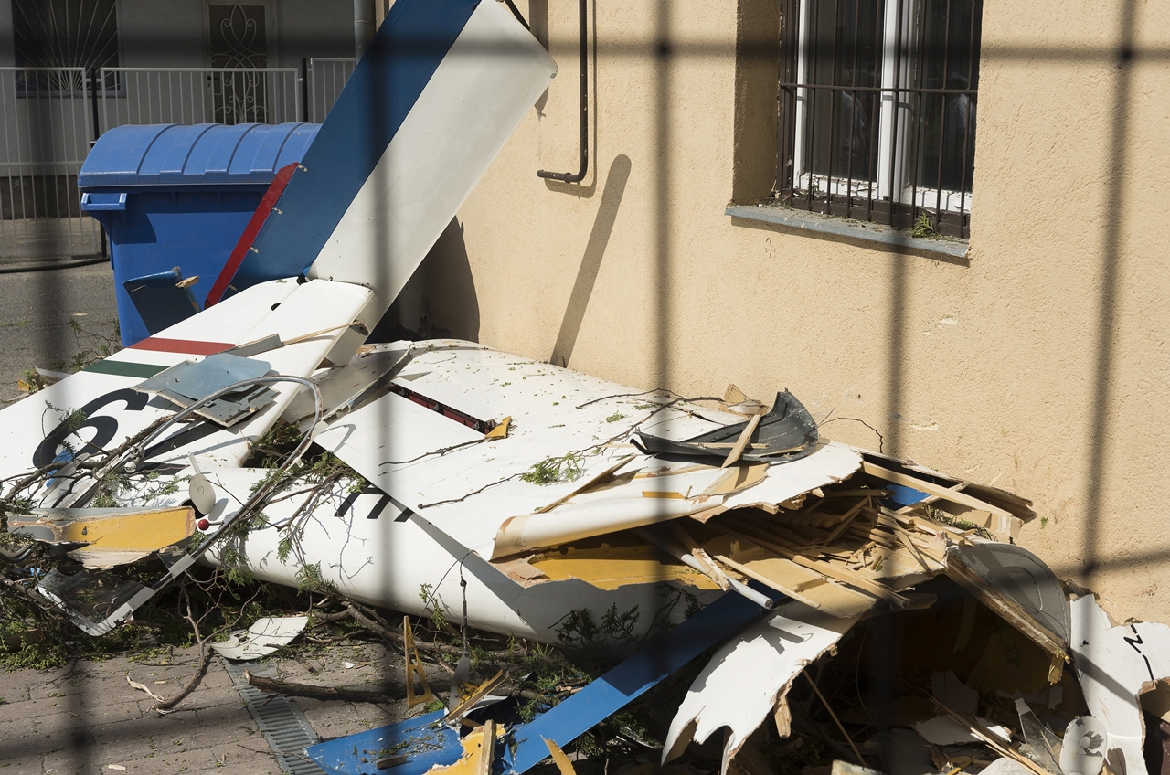 Lakott területen zuhant le egy motor nélküli vitorlázógép Nyíregyházán, a pilóta meghalt. A képre kattintva galéria nyílik (fotók: Balázs Attila/MTI)