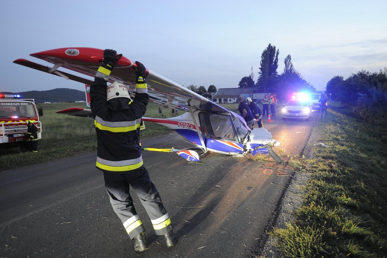 A kisgép leszállás közben a leszállópályán túlfutott, majd az út mentén, az árokba csúszva állt meg (fotó: MTI/Mihádák Zoltán)