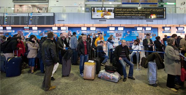 Bezárt check-in pultok, tanácstalan utasok Ferihegyen <br>(fotó: MTI)
