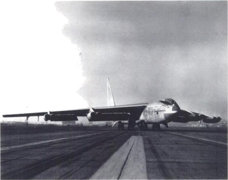 Az óriásbombázó prototípusa, az XB-52 leszállása: kerekek vonalban, a gép maga a szélre fordítva