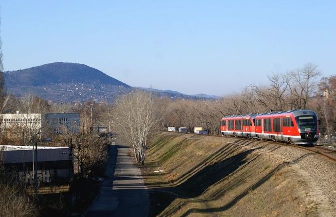 Esztergom felé robog a vonat egy napsütéses februári napon<br>(fotók: Arnold Balázs)
