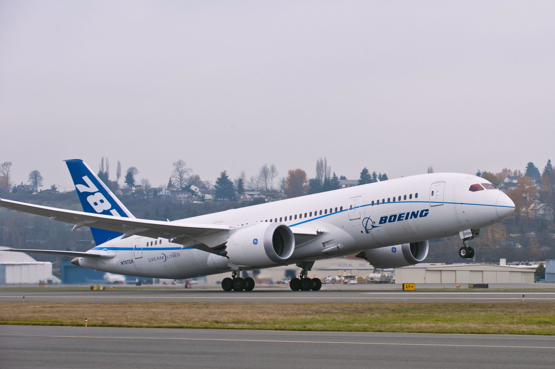 A 787-es érkezése az egyik rekordrepülésről