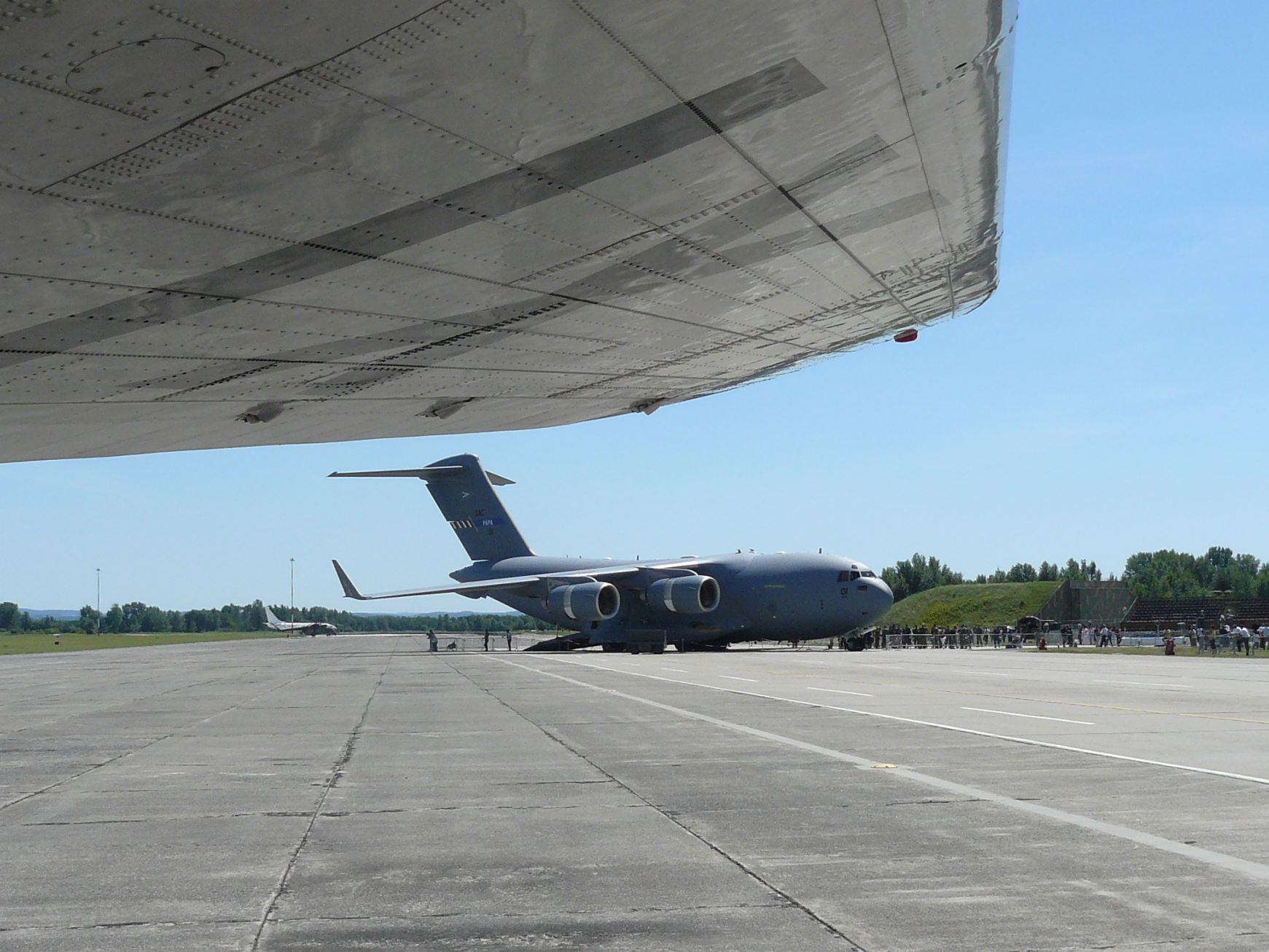 Az egyik NATO C-17-es a pápai előtéren <br>(fotó: Márványi Péter)