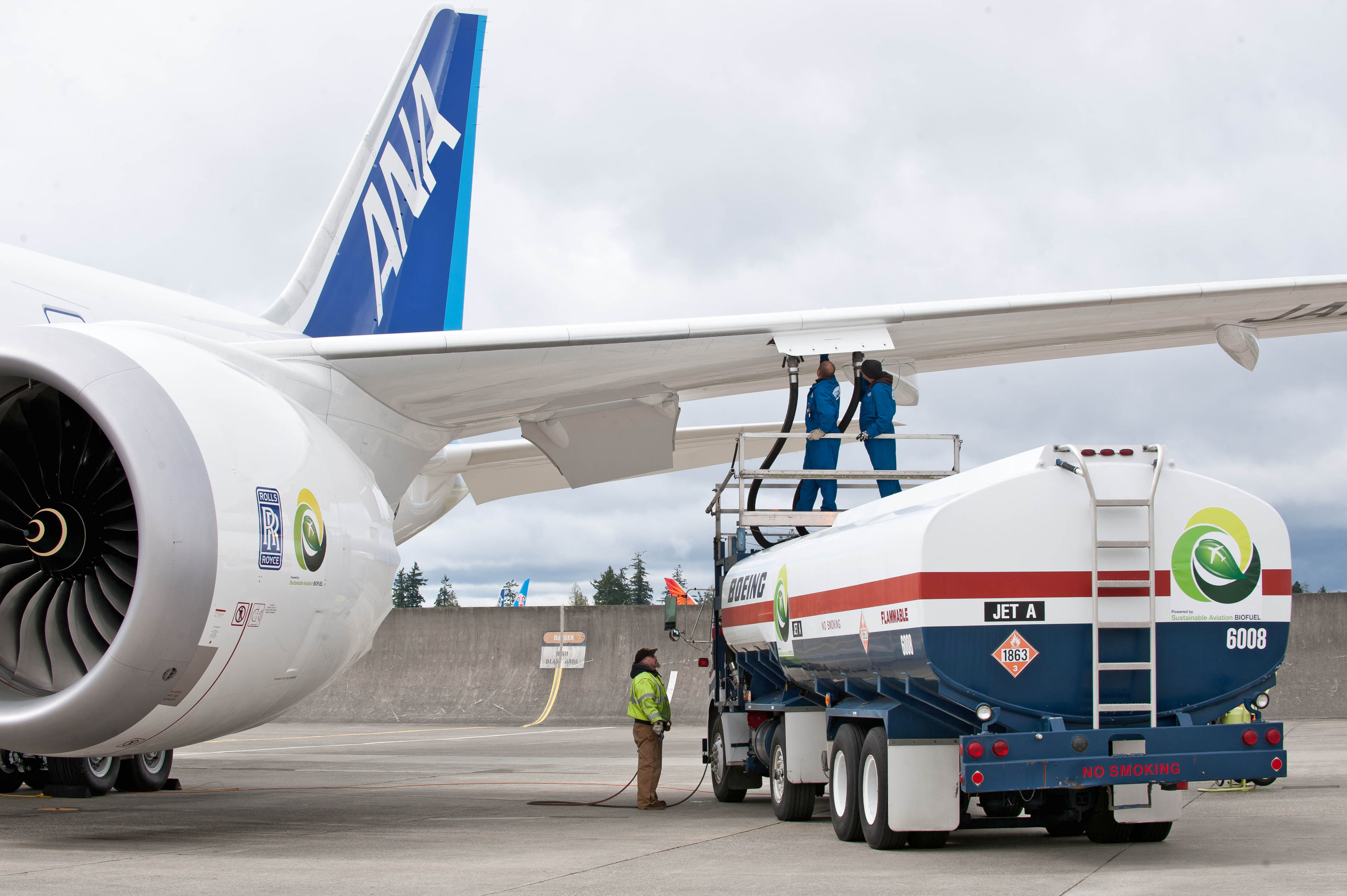 A tartályokba már kevert üzemanyag kerül <br>(fotó: Boeing)