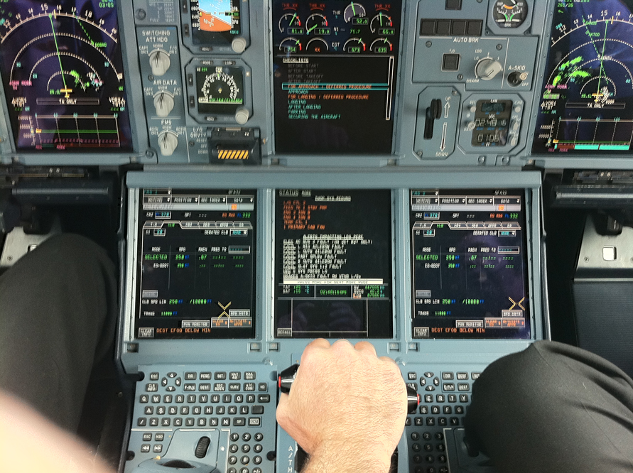 A QF32-es járat pilótafülkéje a vészhelyzet idején: hibaüzenetek tucatjai a képernyőkön  <br>(fotó: aerosociety.com)