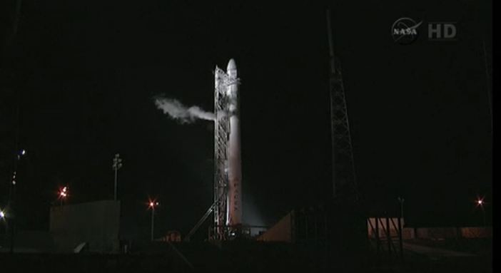 A megszakított start után a kilövőpad tornya ismét csatlakozott a rakétához