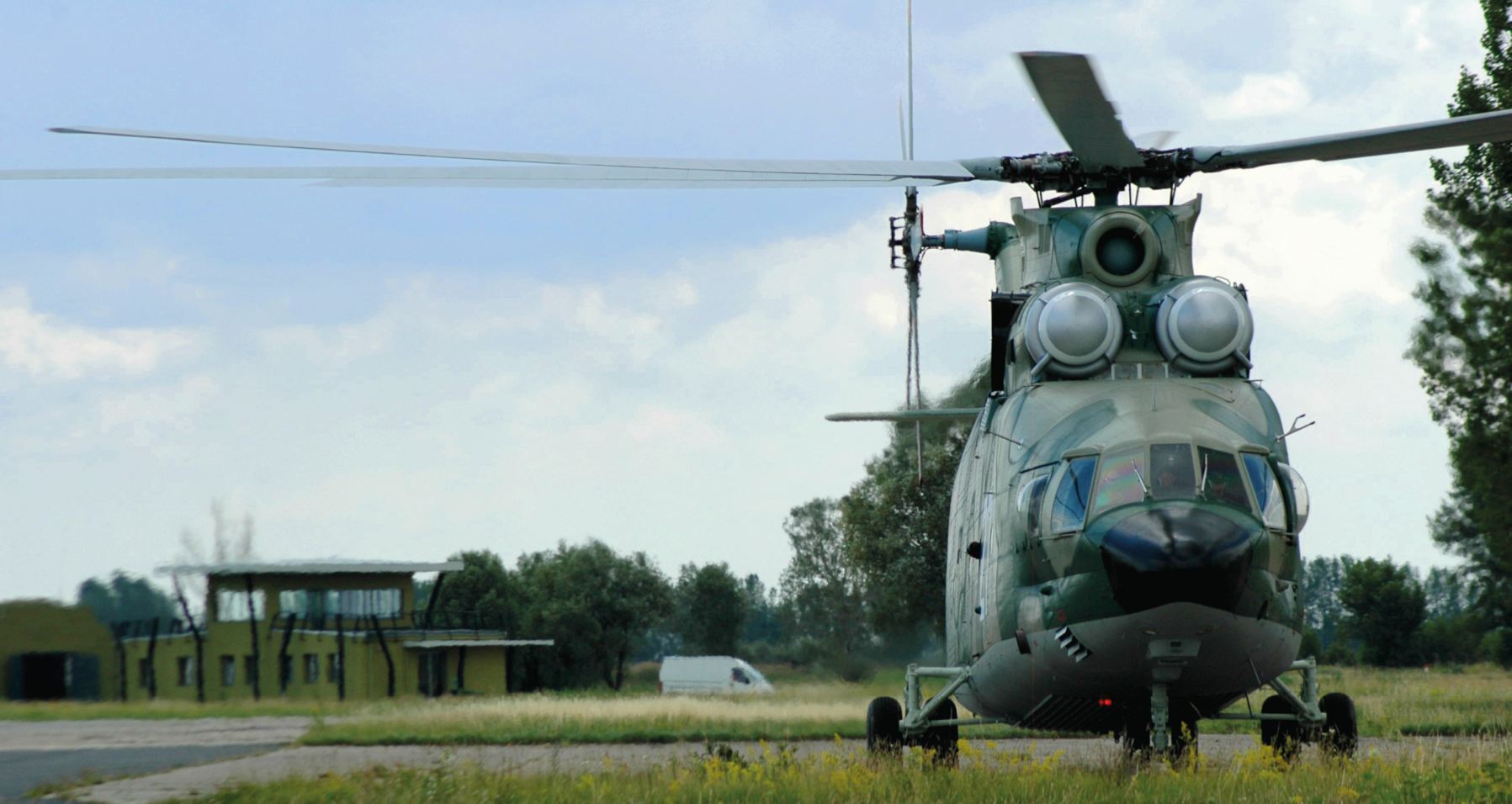 Piros-fehér helyett katonai álcázófestést kapott az óriáshelikopter