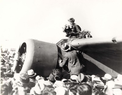 Earhart és a Vega egy korábbi sikeres repülése után