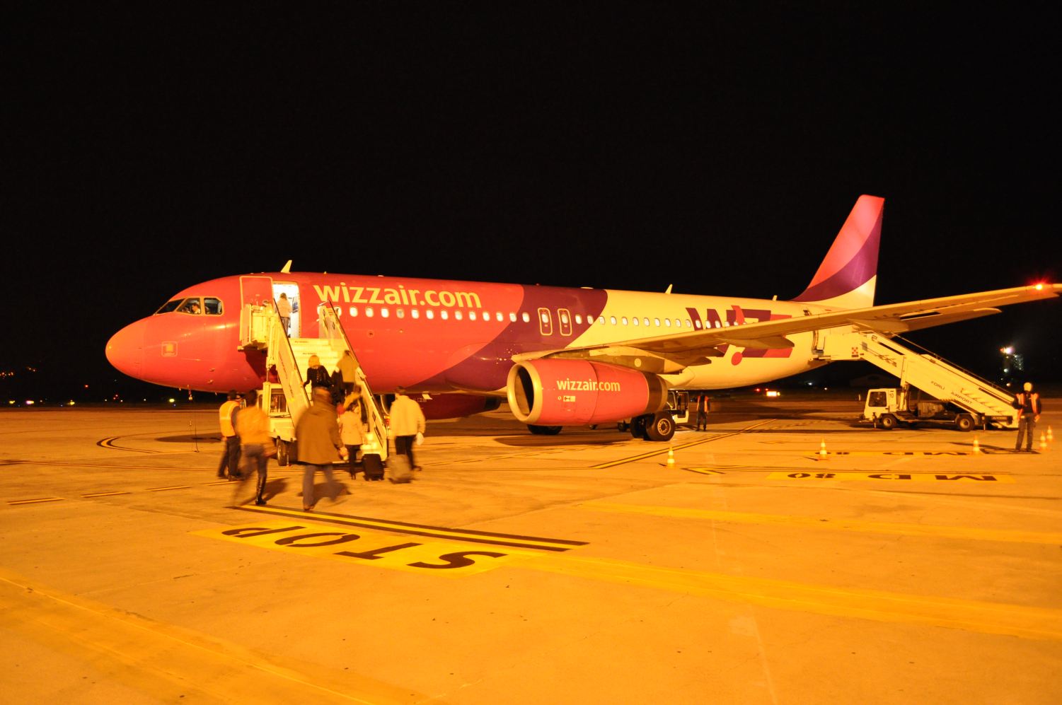 2011 novemberében a Wizzair budapesti járata megkezdte a beszállítást Forli repülőterén: abban a menetrendi időszakban a katowicei gép és személyzete repülte a budapesti kört is