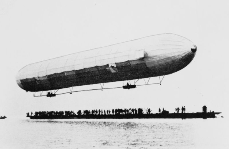 Zeppelin gróf első léghajója, az LZ-1-es három év múlva szállt fel a Bodeni-tóról, egy uszályról