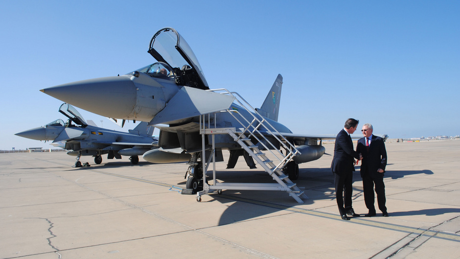 Kézfogás az üzletre: az ománi uralkodó és a brit miniszterelnök egy RAF Typhoon társaságában <br>(fotók: BAE Systems)