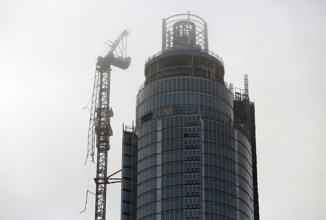 Egy új felhőkarcoló és az a bizonyos daru, több mint 230 méter magasan