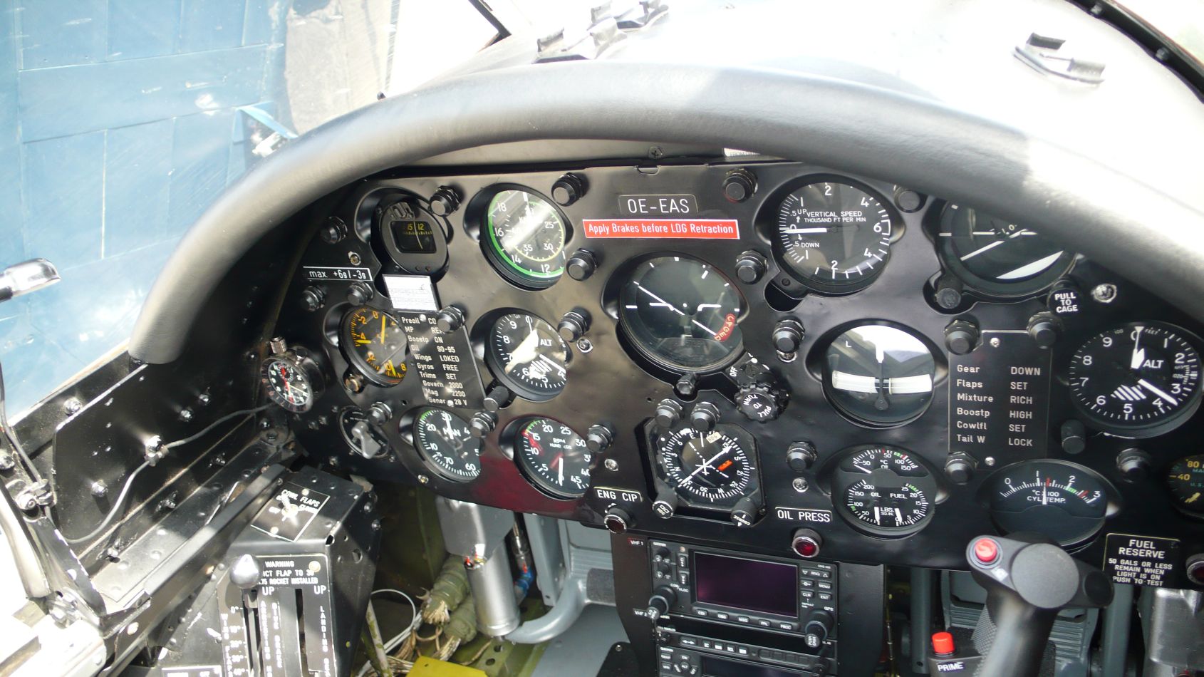 Corsair-cockpit, sok felirattal, modern navigációval és transzponderrel