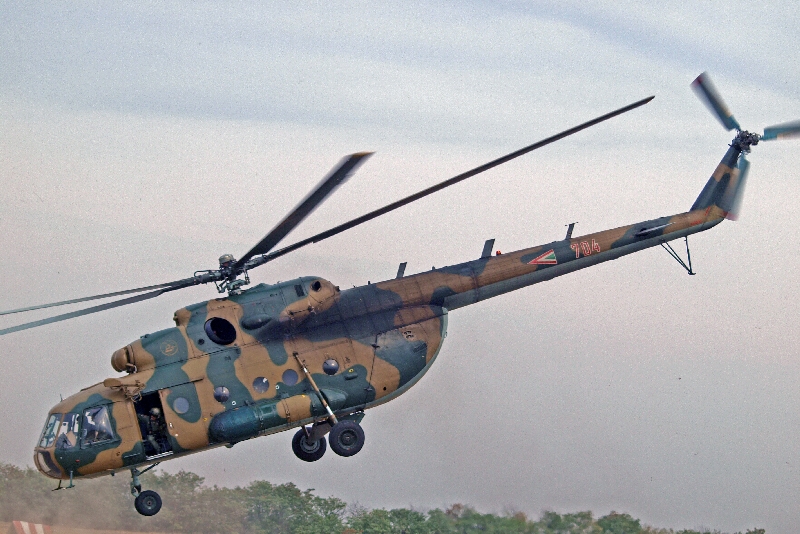 A katonai szállító helikopterekből...<br>(fotók: Kelecsényi István)