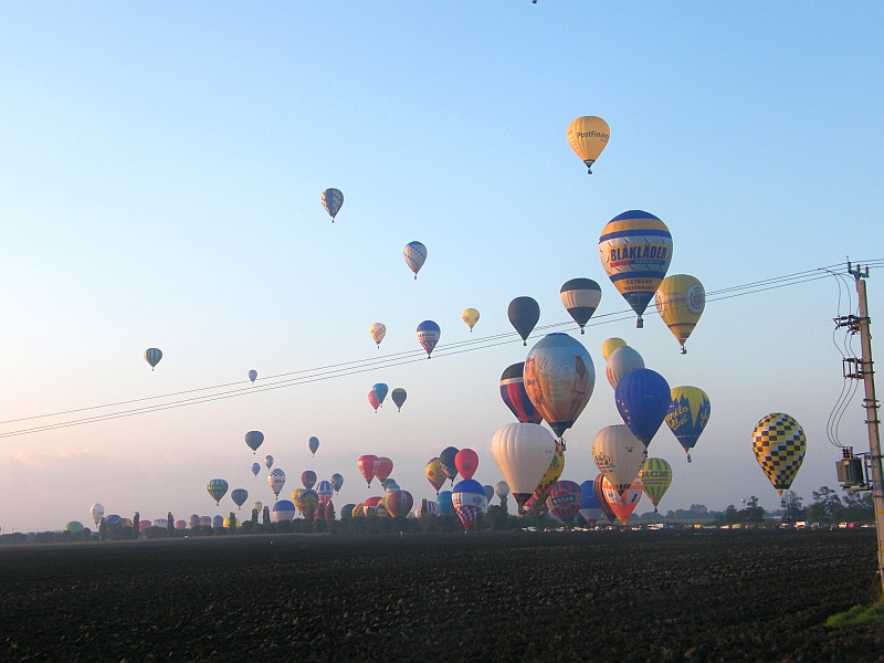 A mai ballonvilág: egy népszerű és kifejezetten esztétikus repülési forma <br>(fotó: Varga György)