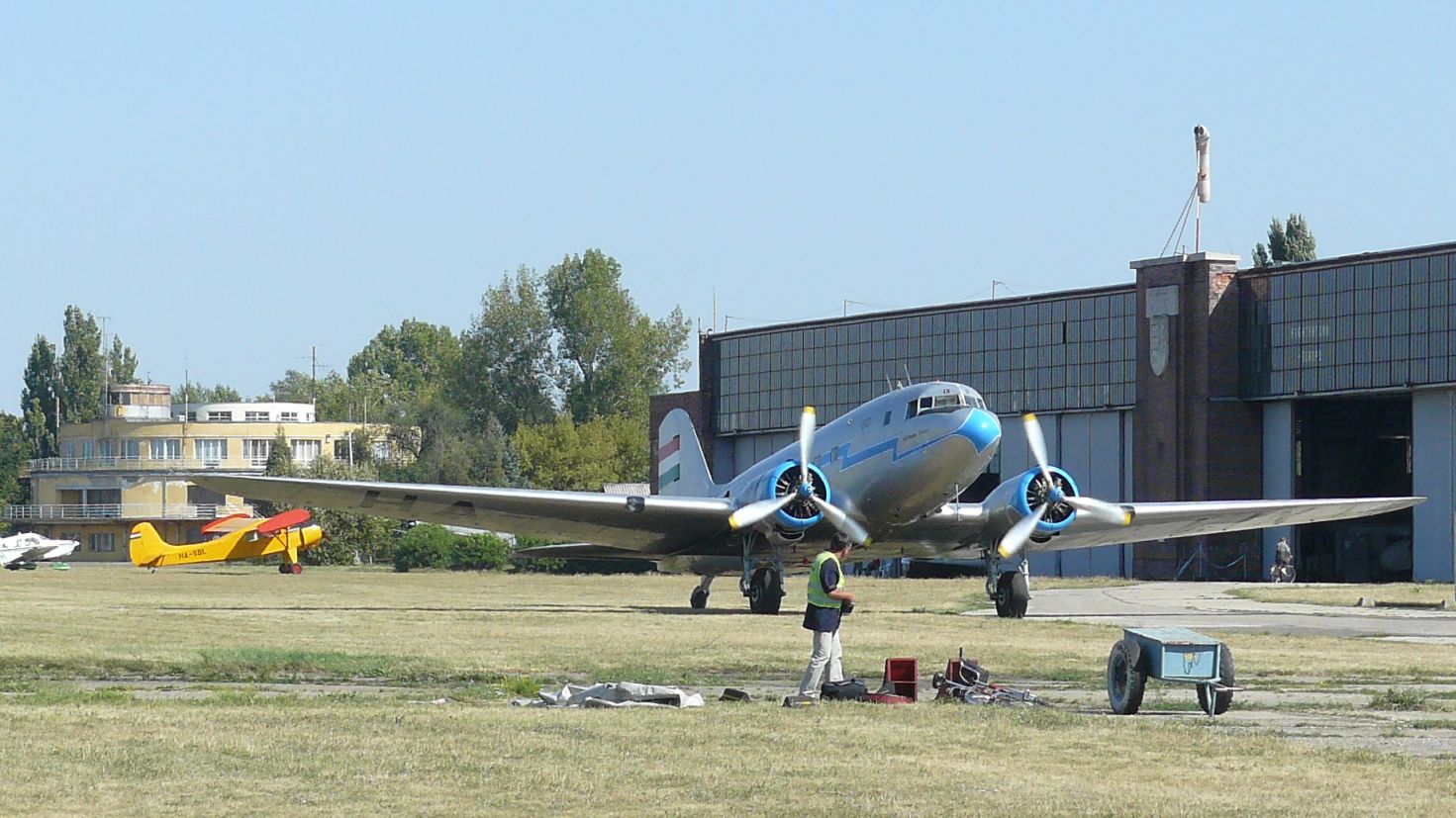 A HA-LIX, a magyar légiközlekedés egykori zászlóshajója Budaörsön<br>Klikkeljen a képre, és nézze meg Márványi Péter korábbi, másfajta Li-2-es repüléseken készült városfotóit!