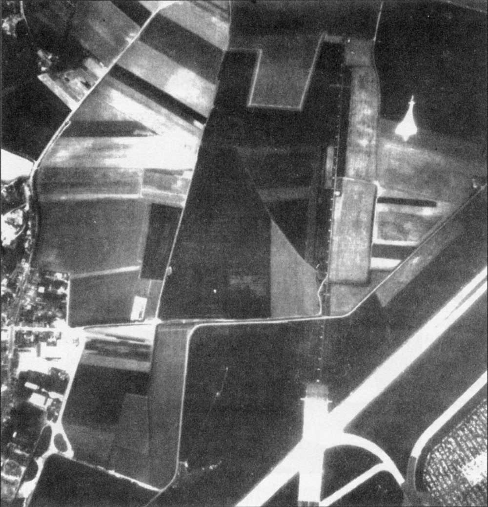Egy Mirage valóban volt a levegőben, miközben a 144-es repült, ezt a fotót is a harci gép kabinjából készítették, de a számítógépes változat nélküle is magyarázhatja a balesetet