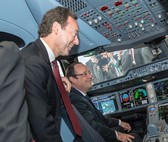 Az Airbus elnöke, a kapitányi székben pedig a Francia Köztársaság elnöke a kiállításon