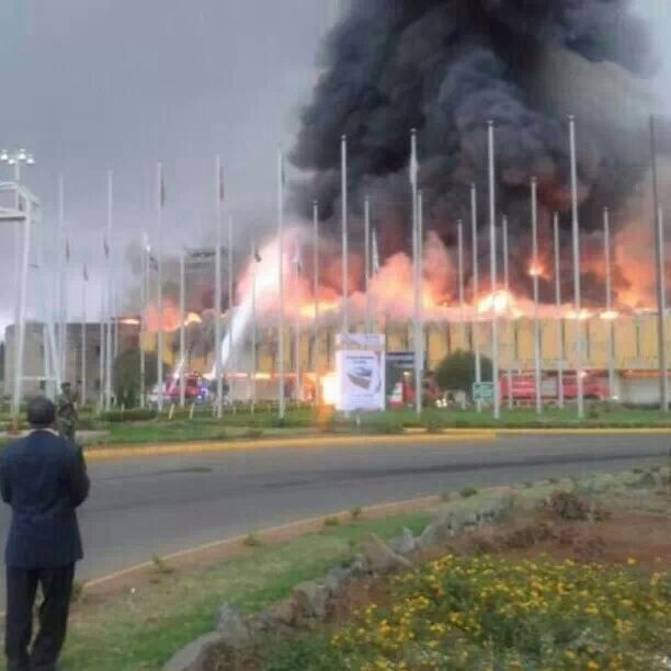 A tűz a teljes terminálépületet elborította <br>(fotó: Twitter)