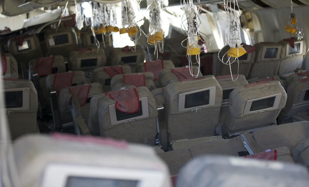 A 777-es kabinja a baleset után: a törzs nagyrészt egyben maradt, az ülések elmozdultak a helyükről <br>(fotók: NTSB)