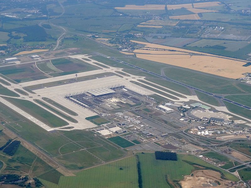 A képen jobbra a fekete pálya Schönefeldé, a baloldali világos az új, nem üzemelő repülőtéré, középen a BBI hatalmas és üres terminálépülete