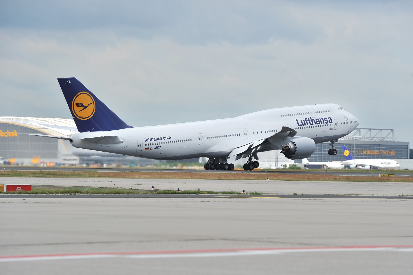 Az utasszállító változatból még kevesebb készült eddig, az első példányokkal a Lufthansa repül