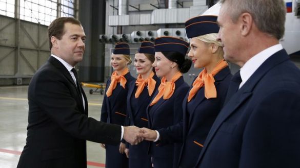 A miniszterelnök köszönti az első gép személyzetét Moszkvában 