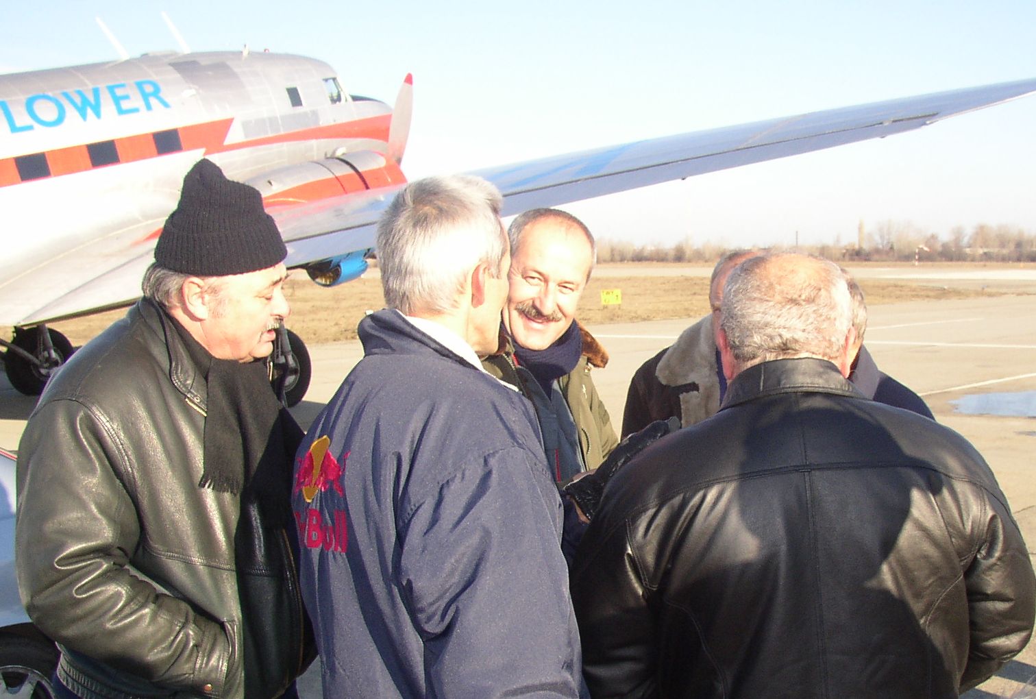 Megbeszélés start előtt: balról az egyik L-410-es pilótája, Jámbor Csaba, háttal Besenyei Péter, középen szemben Talabos Gábor <br>(fotók: Badovszky György)