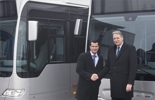 Ingo Fröhlich, az EvoBus Hungária Kft. ügyvezető igazgatója, Zombor Gábor polgármester az új buszokkal