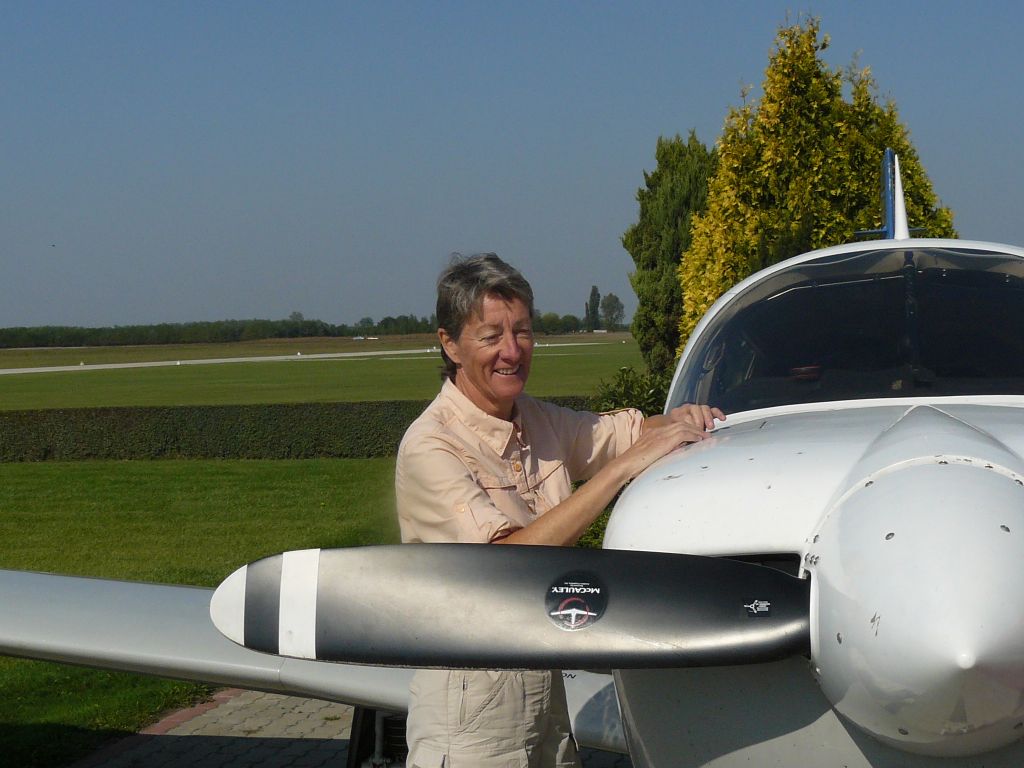 Carol Ann Garrett harmadik földkörüli repülése közben Jakabszálláson a Moonney-val