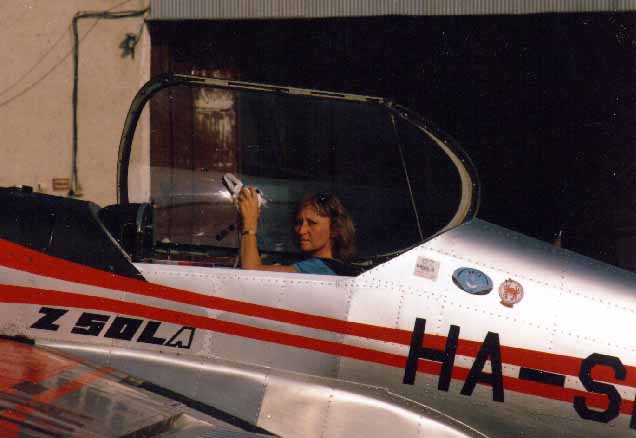 Daka Olga a nyolcvanas évek kemény műrepülőgépében, a Z-50-esben