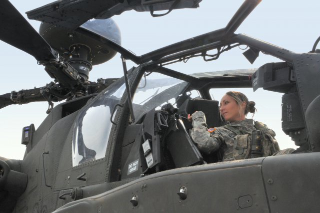 Az Apache hölgypilóták biztonságosabban repülnek