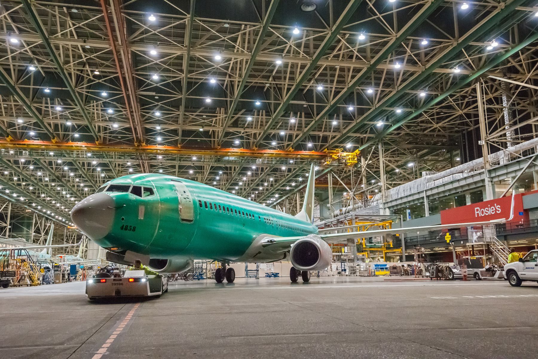A gyártók nem aggódnak, inkább ráerősítenek a gyártásra: a havi 42 gépes széria első 737-ese