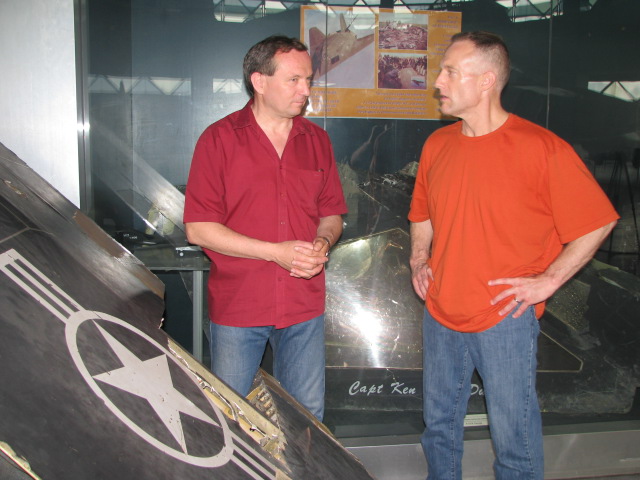 Dani Zoltán és Dale Zelko a belgrádi reptér melletti múzeumban, az F-117-es roncsainál