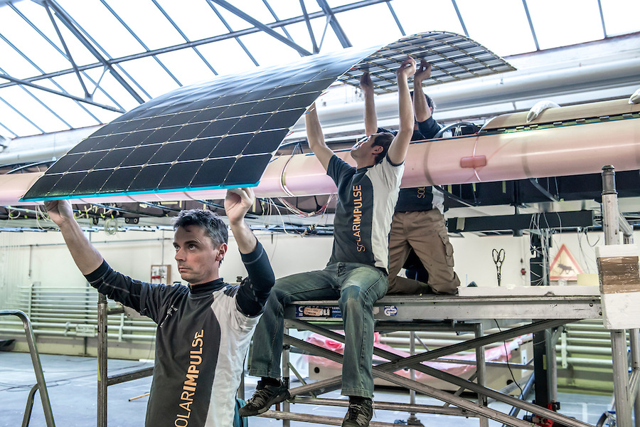Jellemző kép a gép építéséről: pehelykönnyű napelem-borítás kerül a helyére