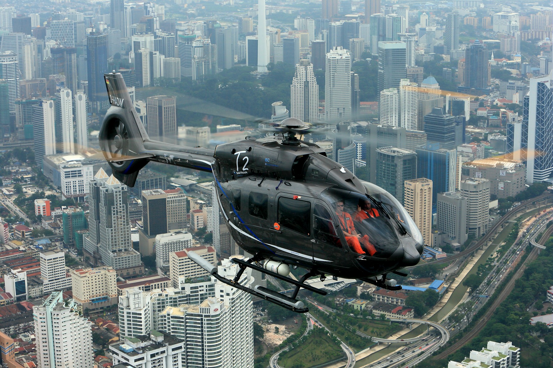 A T2-es bemutatót repül: az ázsiai nagyvárosok fölött is hasznos lehet a kéthajtóműves gép