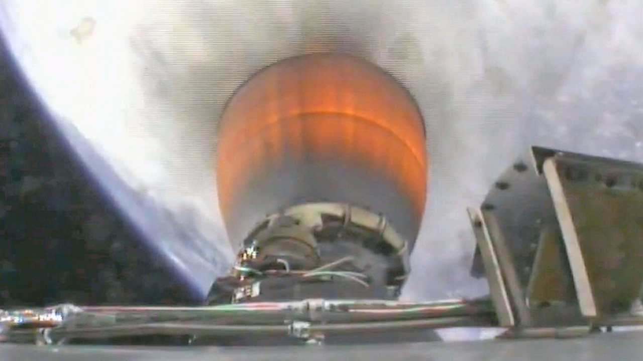 Ritka szép felvétel: a második fokozat emeli az űrhajót, a hajtómű harangja persze bírja a hőterhelést