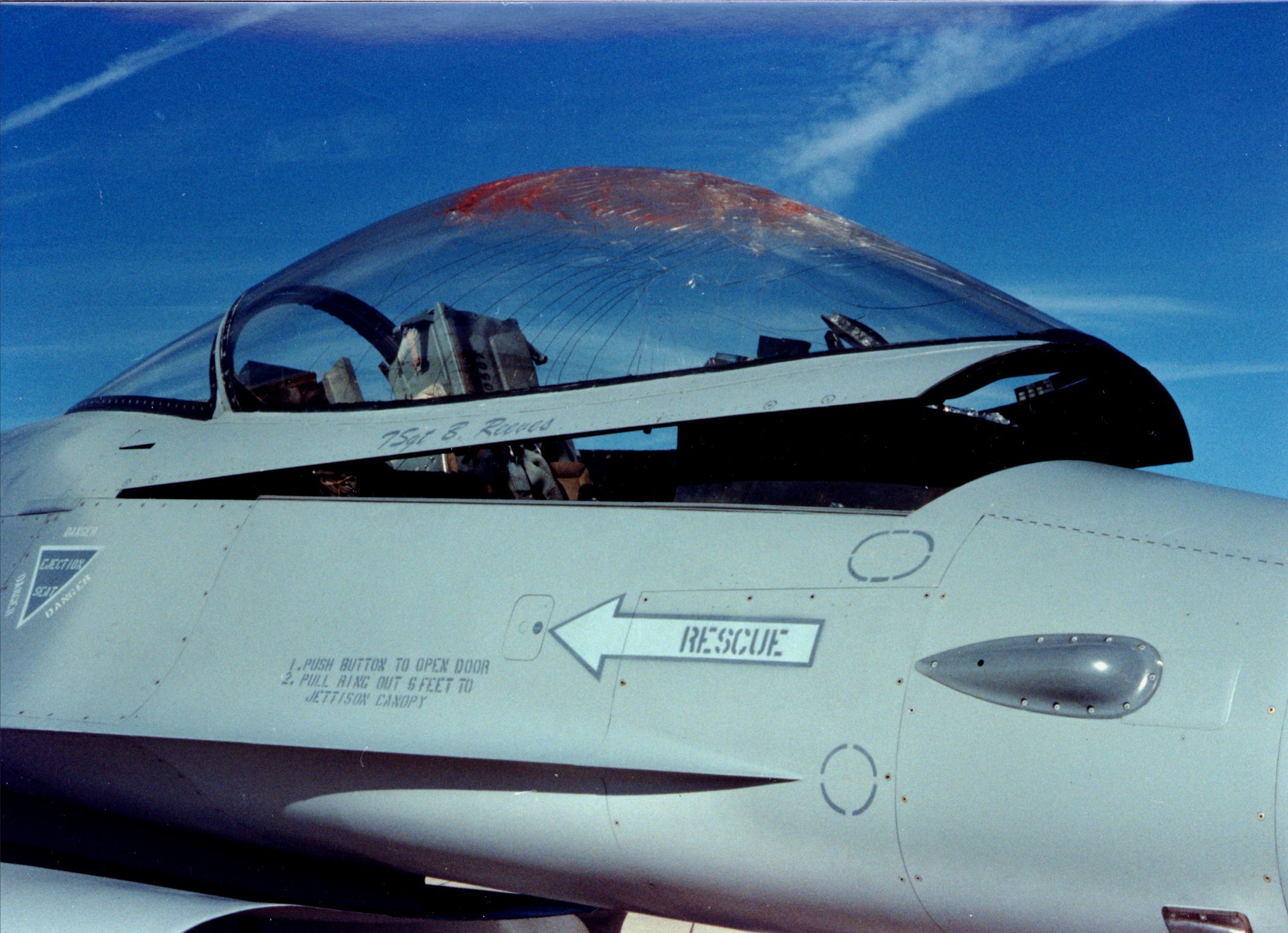 Madárnyomok egy F-16-oson
