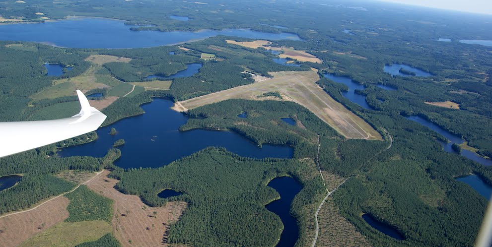 A helyszín: sok erdő, sok tó, és egy tágas reptér<br>(fotó: panoramio.com)