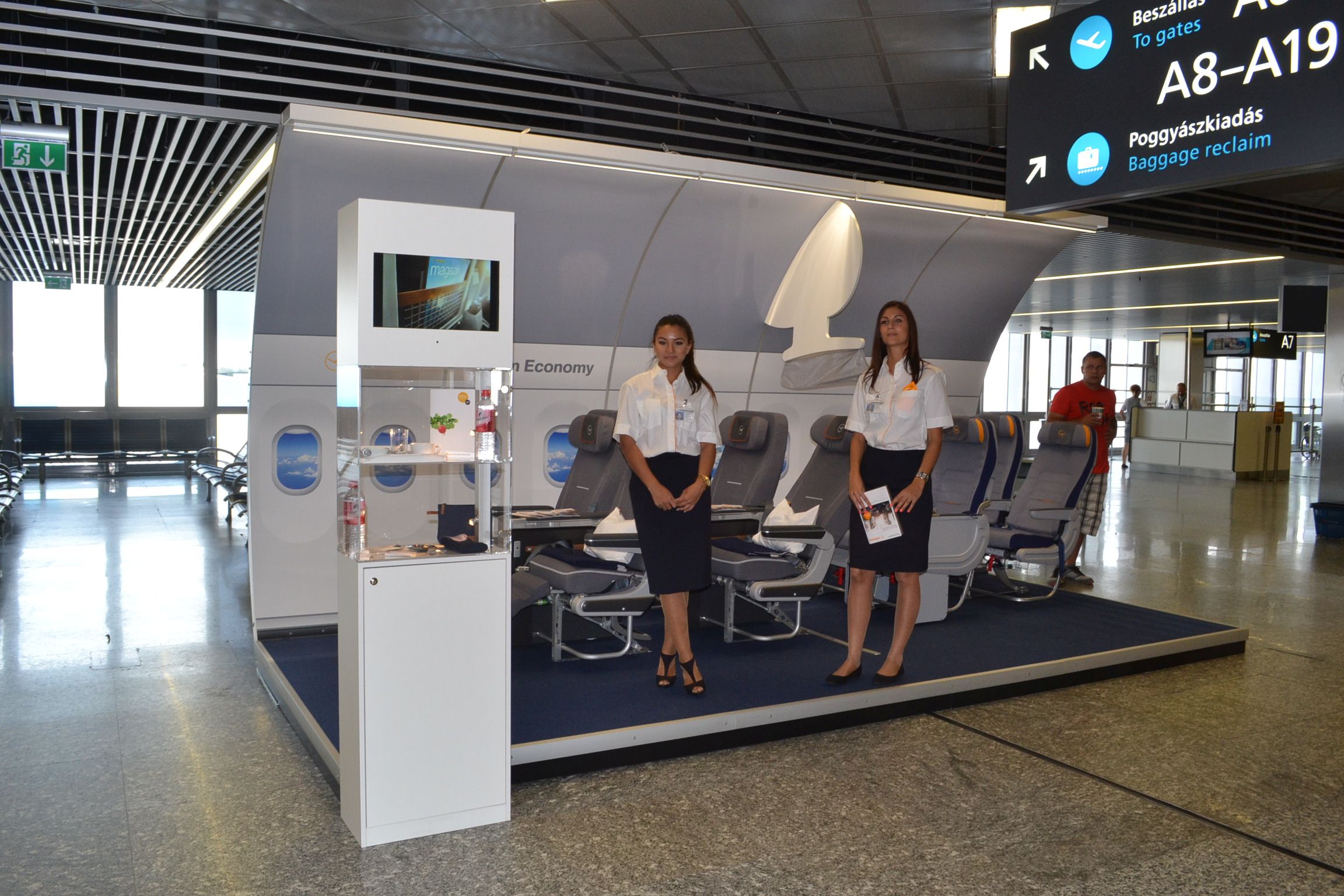 Kabin mock-up a terminálon: hátul a hagyományos, elől a prémium turistaosztály üléseivel
