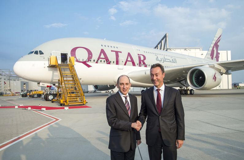 A Qatar-vezér és az Airbus-elnök a gép előtt