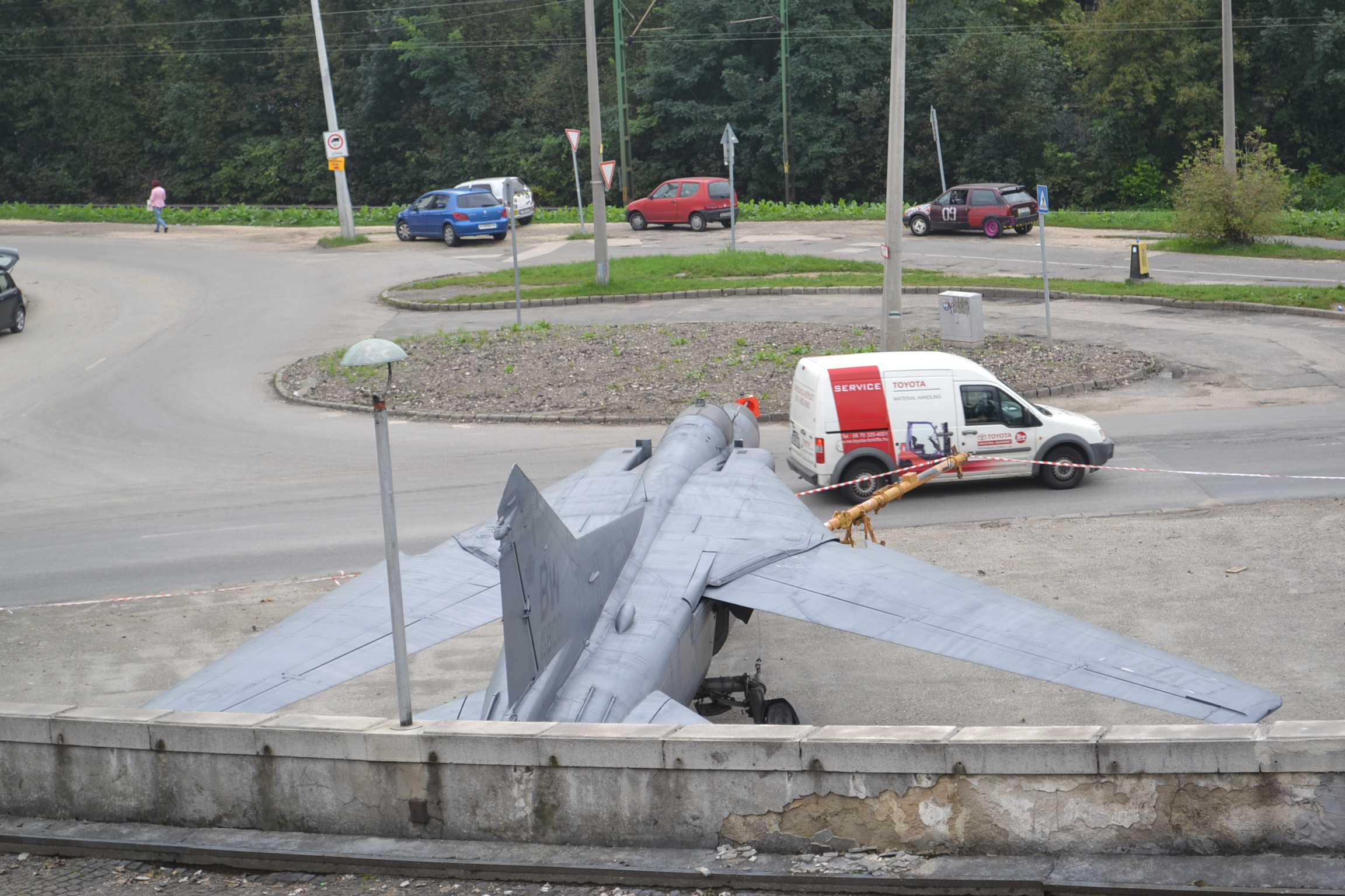 MiG-23-as filmszerepben: az egyik szárnya így áll, a másik úgy...