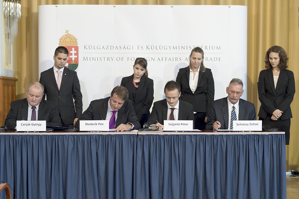 Aláírás a Külügyminisztériumban <br>(fotó: Kovács Márton, KKM)