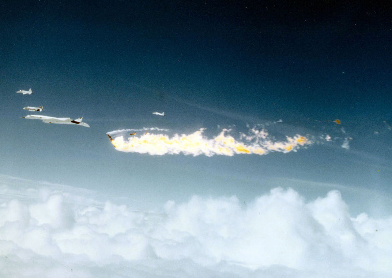 Ütközés után, zuhanás előtt: ég az F-104-es, hiányzik az XB-70 egyik vezérsíkja