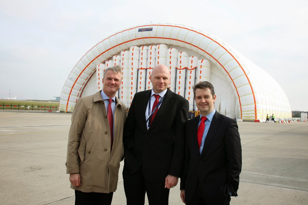 Balról jobbra: René Droese, a Budapest Airport ingatlangazdálkodási igazgatója, Dietmar Focke, a Lufthansa Technik Budapest vezérigazgatója és José Antonio Sanz, a Buildair kereskedelmi vezetője