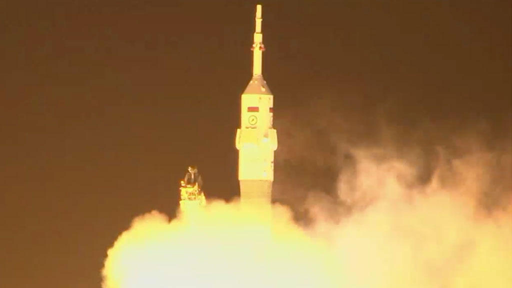 A start képei: a rakéta elemelkedik a toronytól...